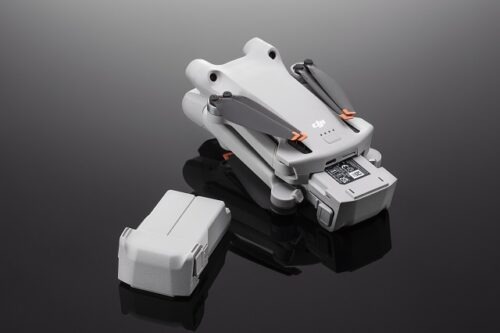Batería Inteligente de Vuelo Plus junto a un dron DJI Mini 3 plegado, disponible en TECDJI PERÚ, Lima