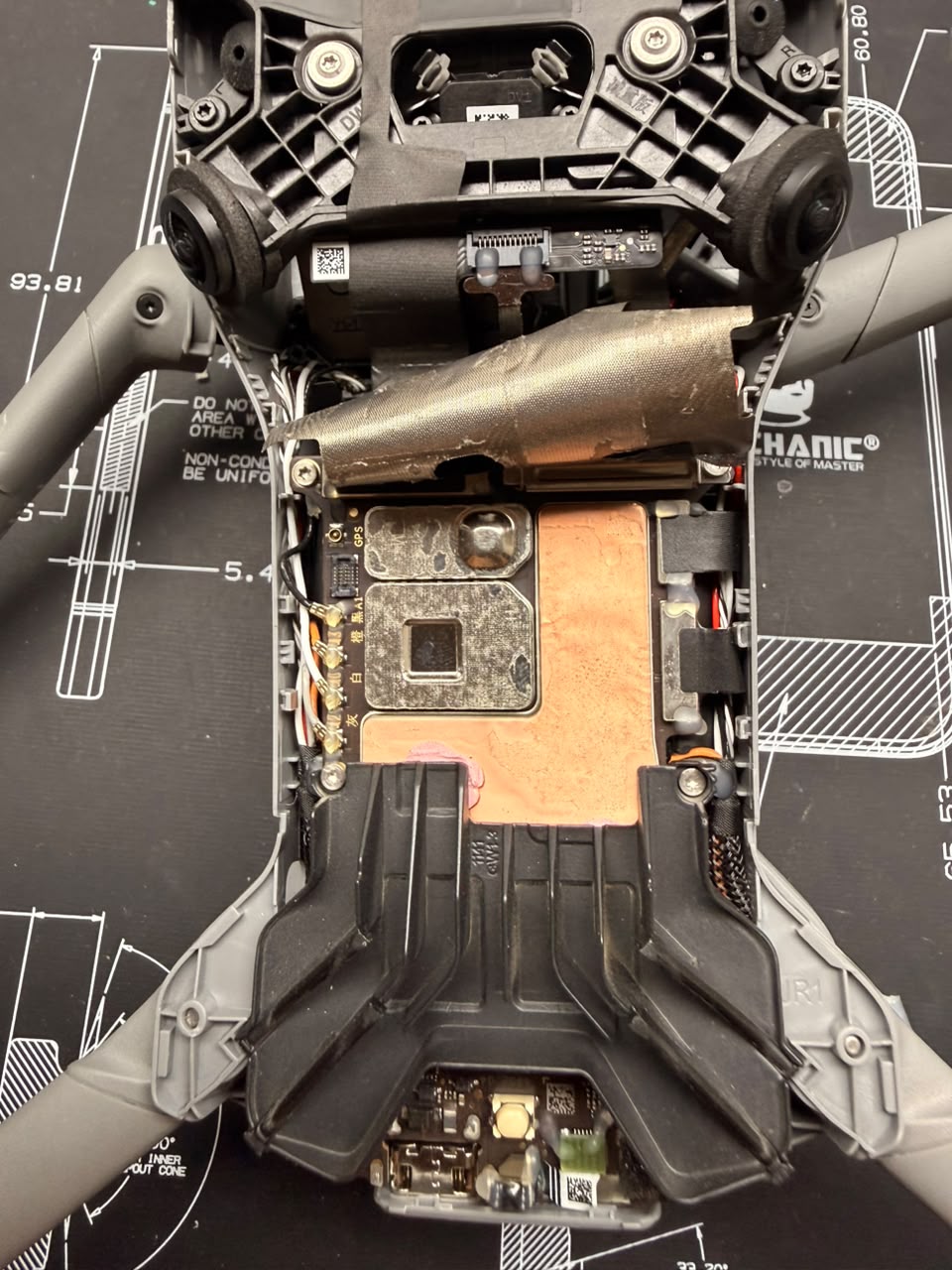 Interior de un dron DJI abierto en TECDJI PERÚ mostrando la placa principal, el blindaje y el módulo GPS durante un diagnóstico